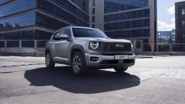 Haval H7: вид спереди сбоку у здания
