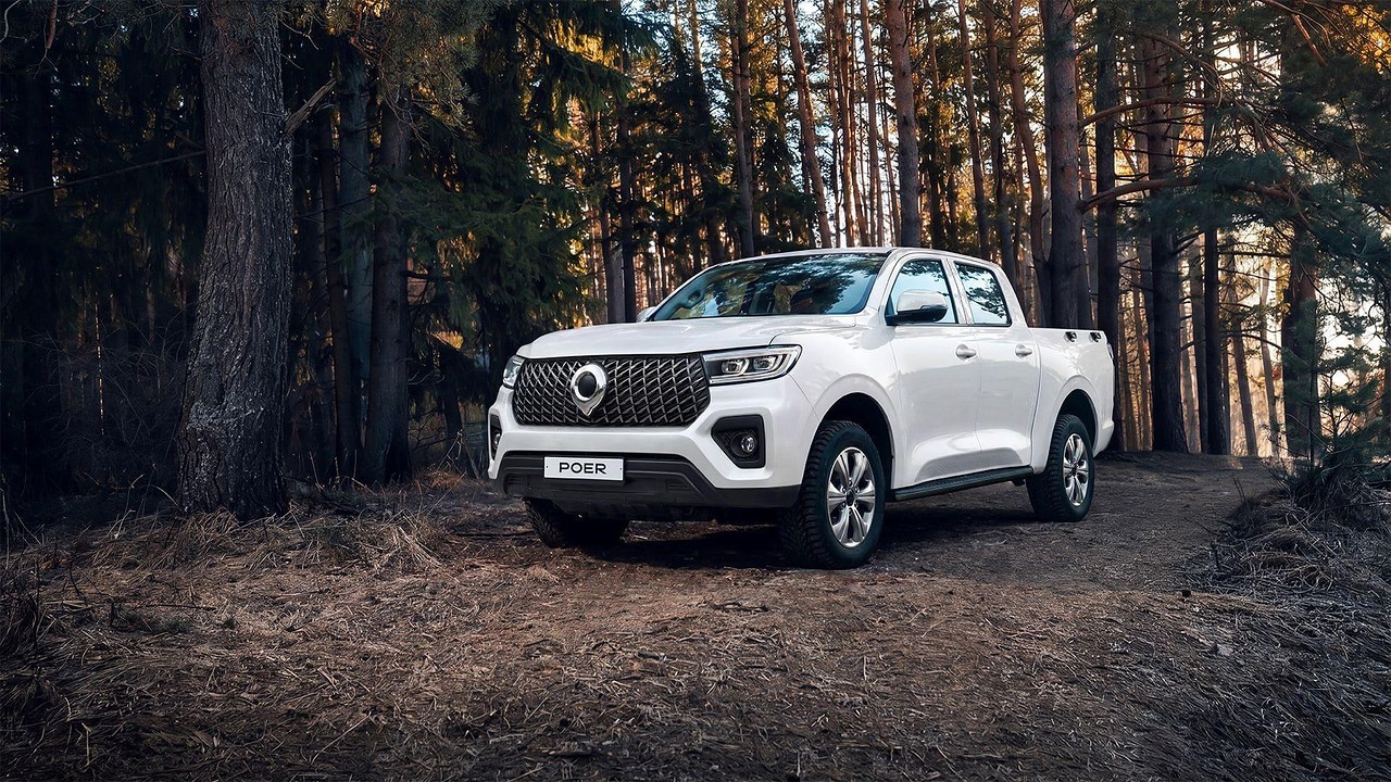 Haval Poer: вид спереди сбоку в лесу
