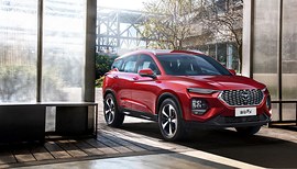 Haima 8S: вид спереди сбоку у здания