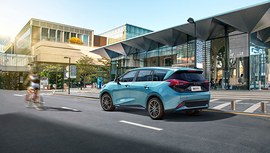 Haima 7X: вид сзади сбоку у здания