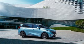 Haima 7X: вид спереди сбоку у здания