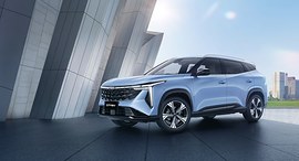 Geely Cityray: вид спереди сбоку у здания