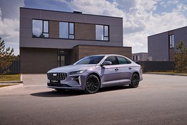 Geely Preface: вид спереди сбоку у здания