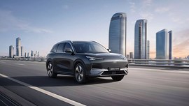 Geely EX5: вид спереди сбоку на дороге