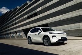 Geely EX5 Гибрид: вид спереди сбоку у здания