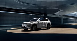 Geely EX5 Гибрид: вид спереди сбоку