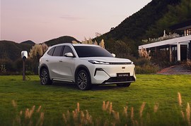 Geely EX5 Гибрид: вид сзади сбоку