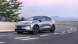 GAC HYPTEC HT: вид спереди сбоку на дороге