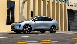 GAC HYPTEC HT: вид спереди сбоку у здания