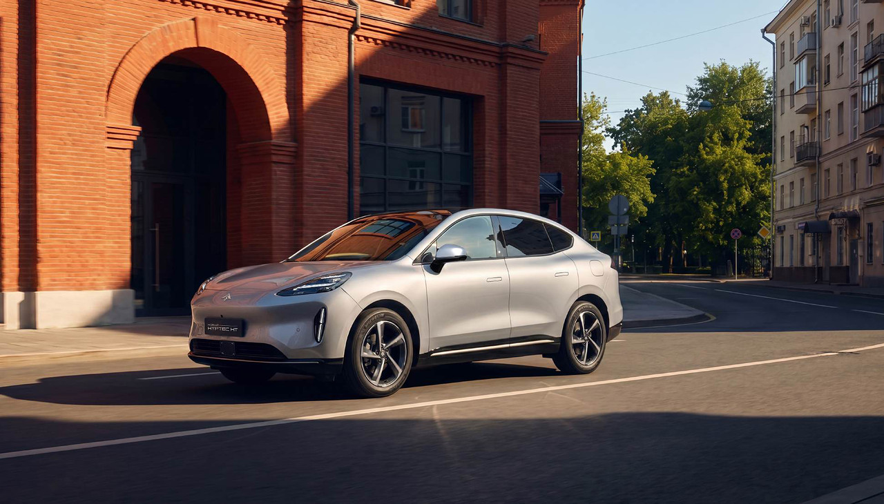 GAC HYPTEC HT: вид спереди сбоку у здания