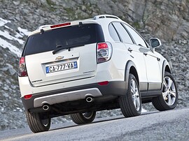 Chevrolet Captiva (I поколение рестайлинг, 2011 - 2013 г.в.): Три четверти сзади на дороге