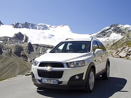 Chevrolet Captiva (I поколение рестайлинг, 2011 - 2013 г.в.): На горной дороге на фоне снежных вершин