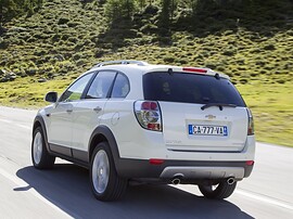 Chevrolet Captiva (I поколение рестайлинг, 2011 - 2013 г.в.): Три четверти сзади на фоне зелёных холмов