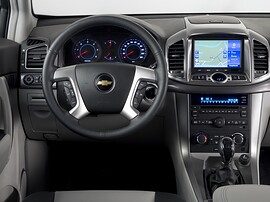 Chevrolet Captiva (I поколение рестайлинг, 2011 - 2013 г.в.): Приборная панель и руль с мультимедиа