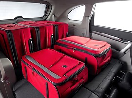 Chevrolet Captiva (I поколение рестайлинг, 2011 - 2013 г.в.): Багажник с красными чемоданами