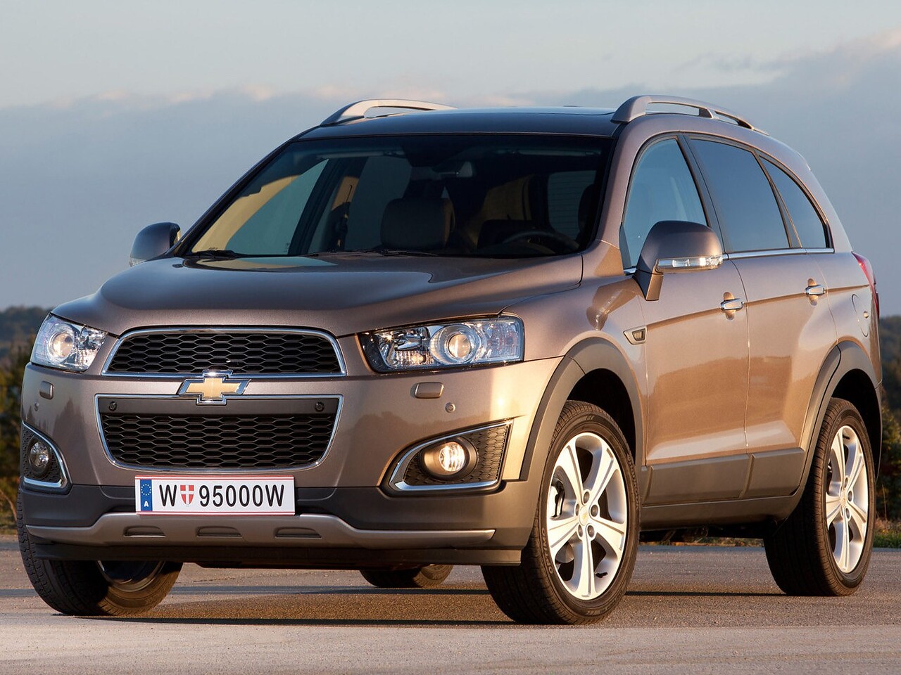 Chevrolet Captiva (I поколение 2-ой рестайлинг, 2013 - 2015 г.в.): Три четверти спереди на асфальте
