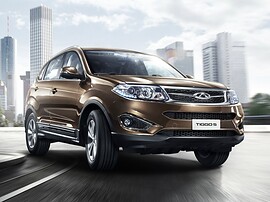 Chery Tiggo 5 2.0 MT Comfort: вид спереди сбоку на городской улице