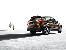 Chery Tiggo 5 2.0 MT Comfort: вид сзади сбоку в светлой студии