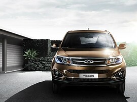 Chery Tiggo 5 2.0 MT Comfort: Вид спереди у современного здания