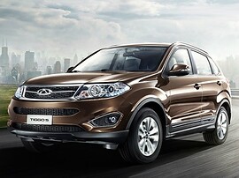 Chery Tiggo 5 2.0 MT Comfort: вид спереди сбоку на дороге на фоне небоскрёбов