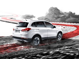 Chery Tiggo 5 (I поколение рестайлинг, 2015 - 2020 г.в.): вид сзади сбоку на каменистой поверхности