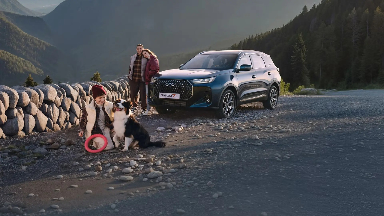 Chery Tiggo 7L: вид спереди сбоку в горах