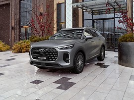 Chery Tiggo 9: вид спереди сбоку у здания