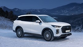 Chery Tiggo 9: вид спереди сбоку в горах