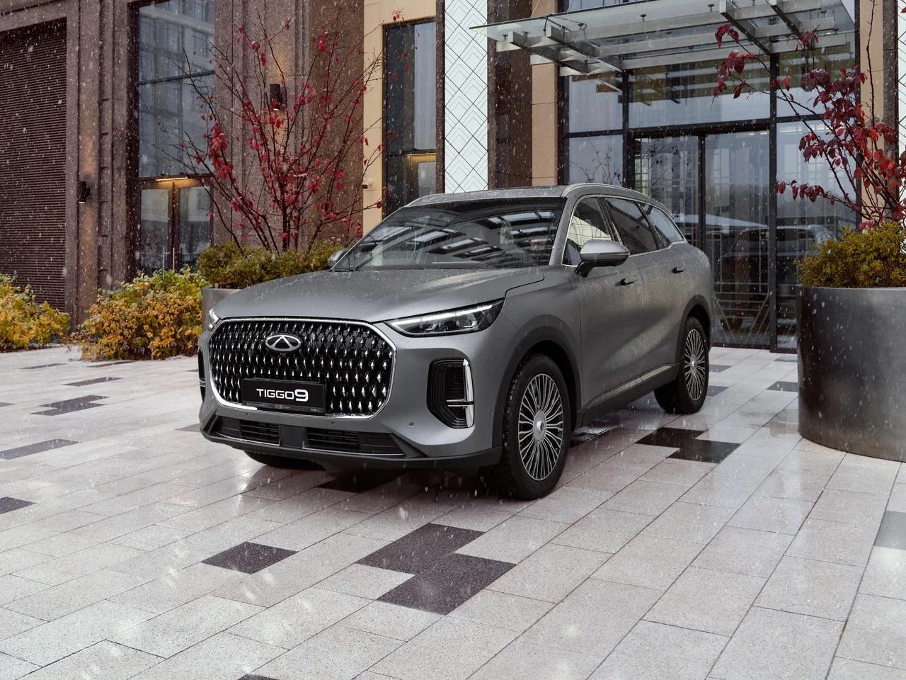 Chery Tiggo 9: вид спереди сбоку у здания
