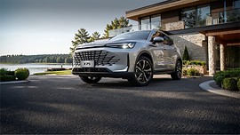 BAIC X75: вид спереди сбоку у здания