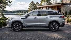 BAIC X75: вид сбоку у здания
