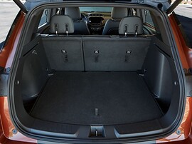 Chevrolet TrailBlazer 1.3 4x4 AT LT: Открытый багажник, вид сзади