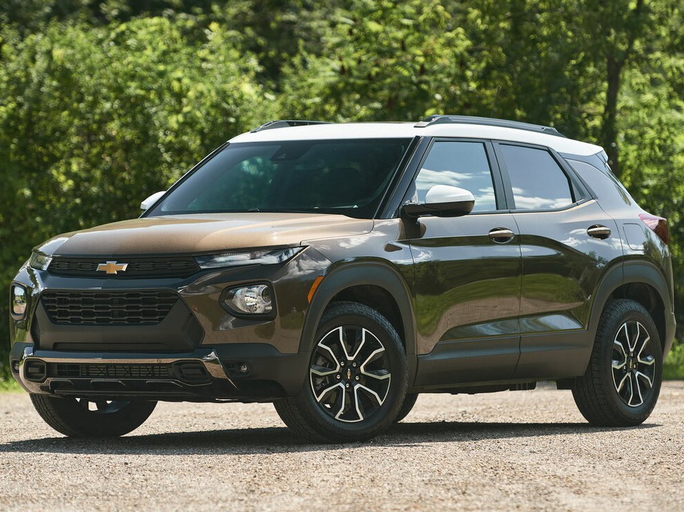Chevrolet TrailBlazer: Три четверти спереди на гравии в лесу