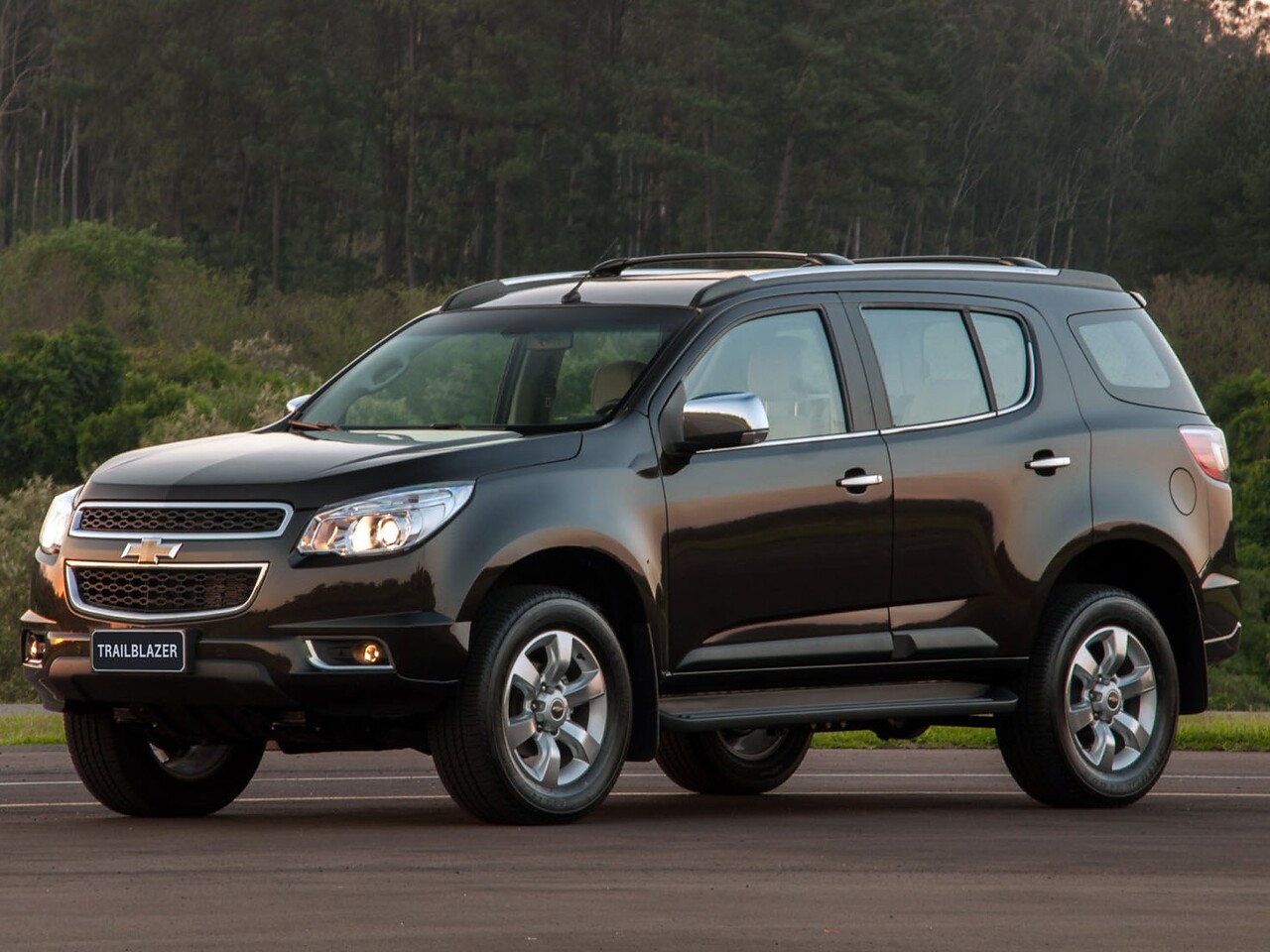 Chevrolet TrailBlazer (II поколение, 2013 - 2015 г.в.): Три четверти спереди на дороге в лесу