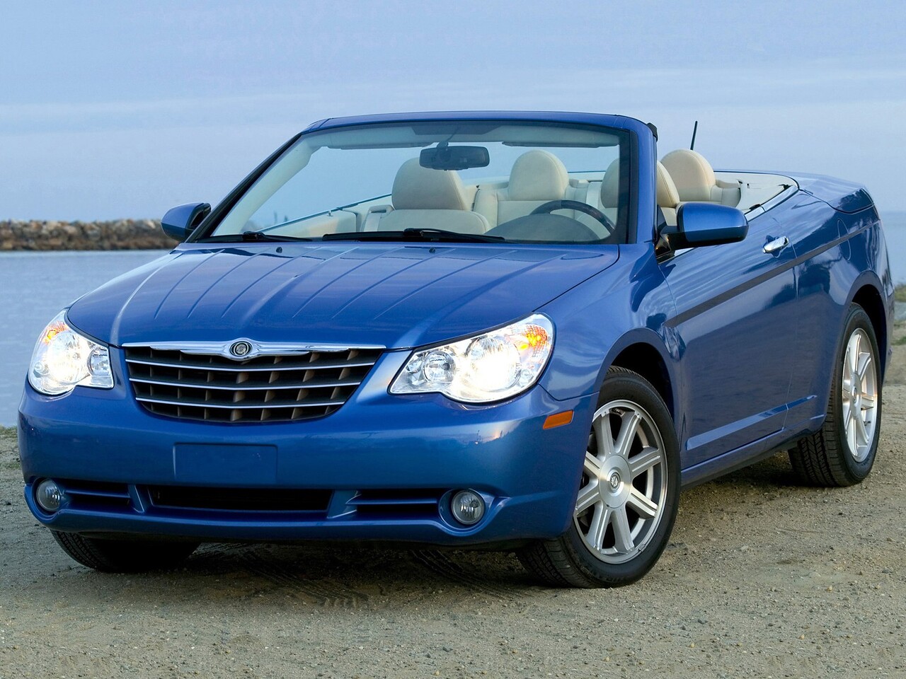 Chrysler Sebring (II поколение, 2007 - 2011 г.в.): Кабриолет с открытым верхом на светлой площадке