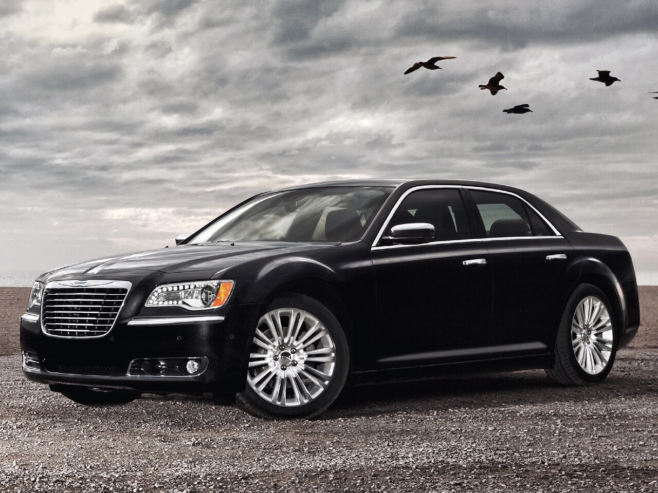 Chrysler 300C (II поколение, 2011 - 2014 г.в.): Три четверти спереди на фоне гор