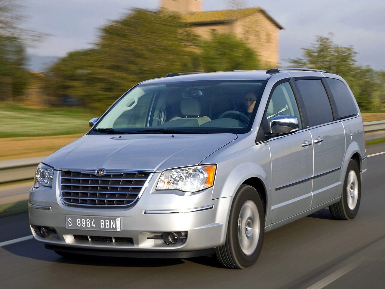 Chrysler Grand Voyager (III поколение, 2007 - 2010 г.в.): Три четверти спереди в движении на дороге