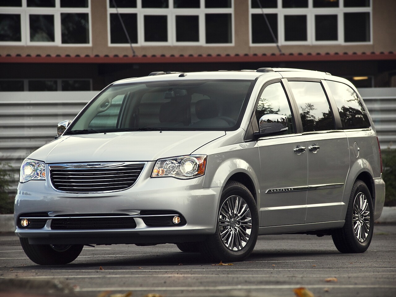Chrysler Grand Voyager (III поколение рестайлинг, 2011 - 2015 г.в.): Три четверти спереди на парковке у здания