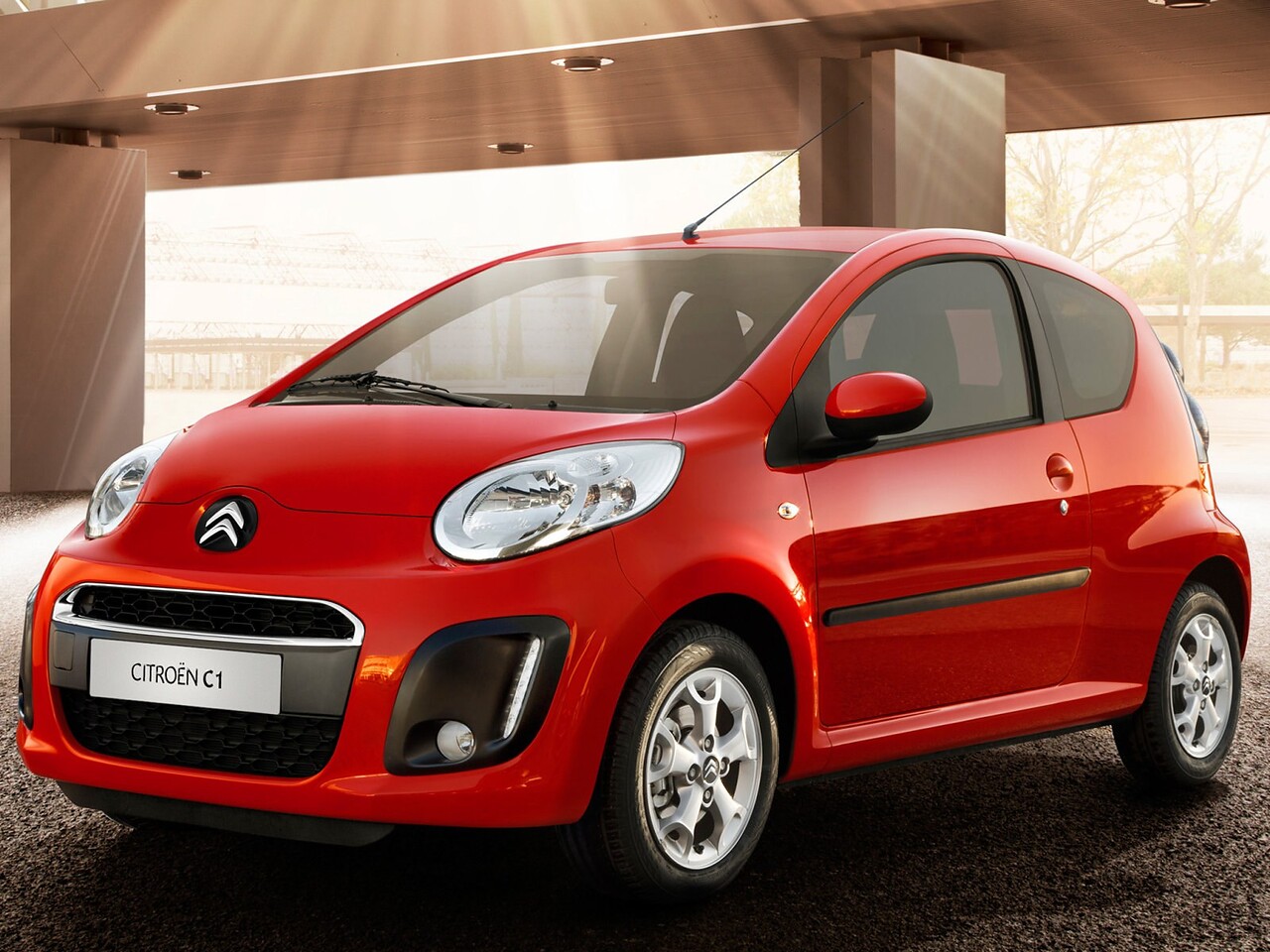 Citroen C1 3-дв. (I поколение 2-й рестайлинг, 2012 - 2015 г.в.): Три четверти спереди на парковке у здания
