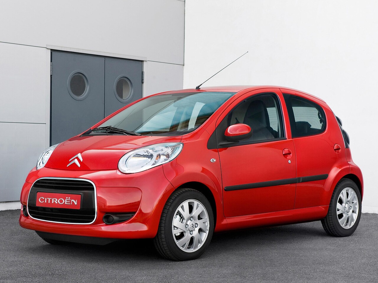 Citroen C1 хэтчбек 5-дв. 1.0 AT Tendance: Три четверти спереди у современного здания
