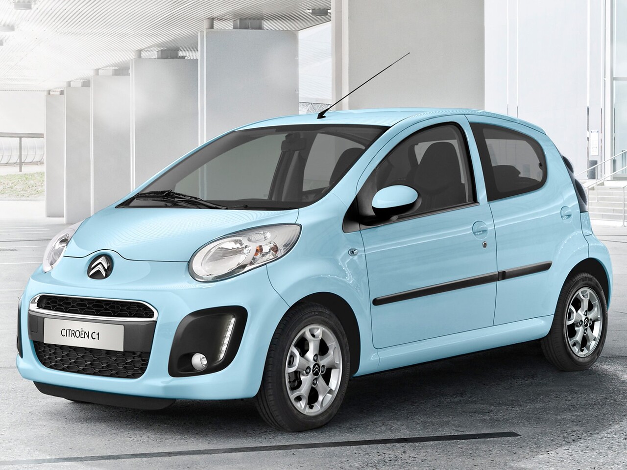 Citroen C1 5-дв. (I поколение 2-й рестайлинг, 2012 - 2015 г.в.): Три четверти спереди у белого здания с колоннами