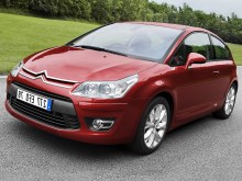 Citroen C4 хэтчбек 3-дв.: Три четверти спереди на асфальтной площадке