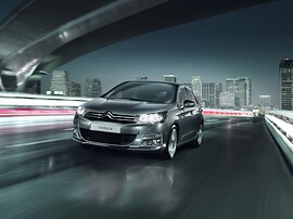 Citroen C4 хэтчбек 5-дв. (II поколение, 2011 - 2015 г.в.): Три четверти спереди на мосту с огнями ночного города