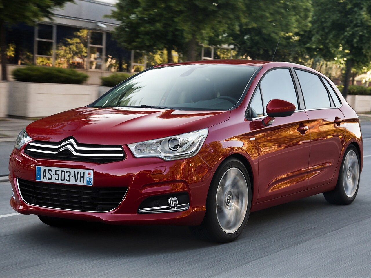 Citroen C4 хэтчбек 5-дв. (II поколение, 2011 - 2015 г.в.): Три четверти спереди в движении по лесной дороге