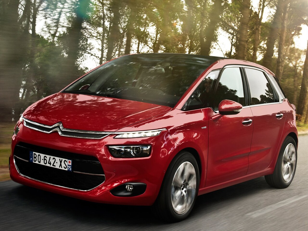 Citroen C4 Picasso (II поколение, 2014 - 2016 г.в.): Три четверти спереди в движении по дороге в лесу