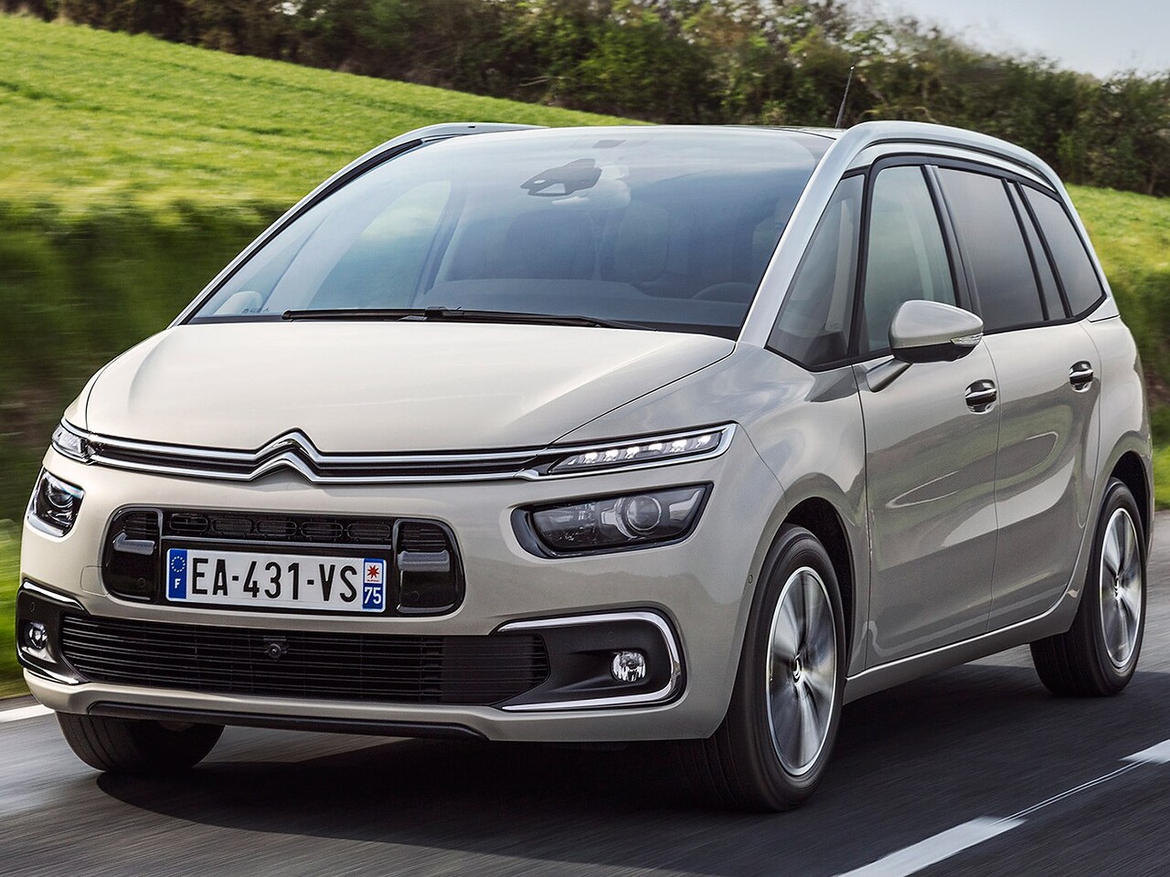 Citroen C4 Grand Picasso (II поколение рестайлинг, 2016 - 2018 г.в.): Три четверти спереди на дороге