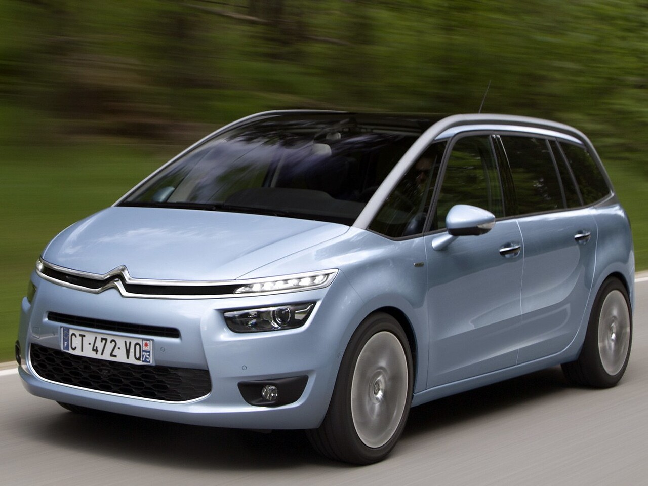 Citroen C4 Grand Picasso (II поколение, 2014 - 2016 г.в.): Три четверти спереди на горной дороге