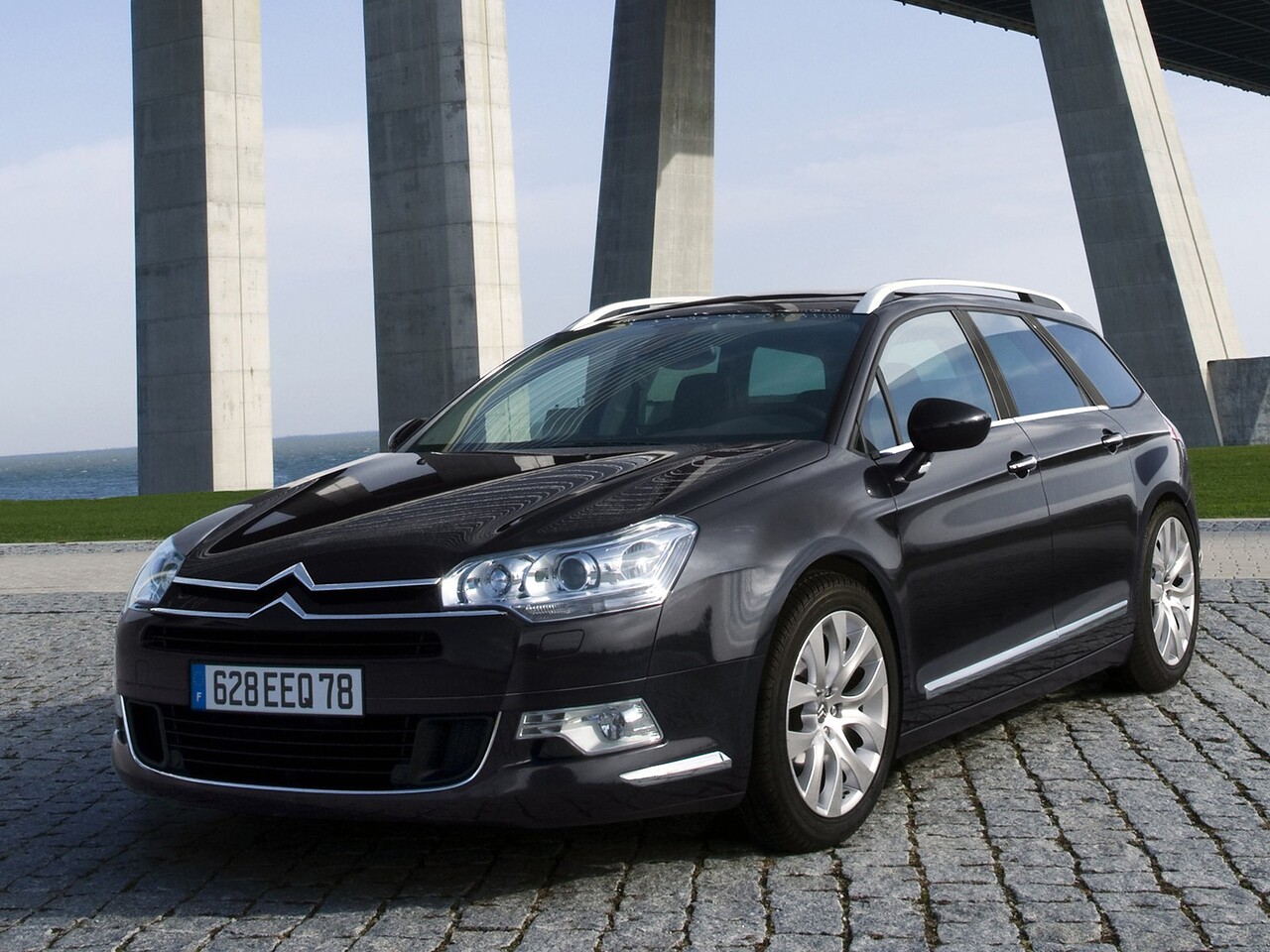 Citroen C5 универсал 1.6 THP AT Confort: Три четверти спереди на брусчатке под опорами моста