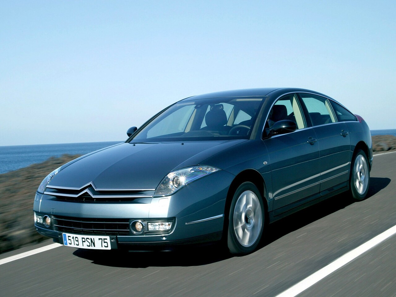 Citroen C6 (I поколение, 2004 - 2012 г.в.): Три четверти спереди в движении по дороге