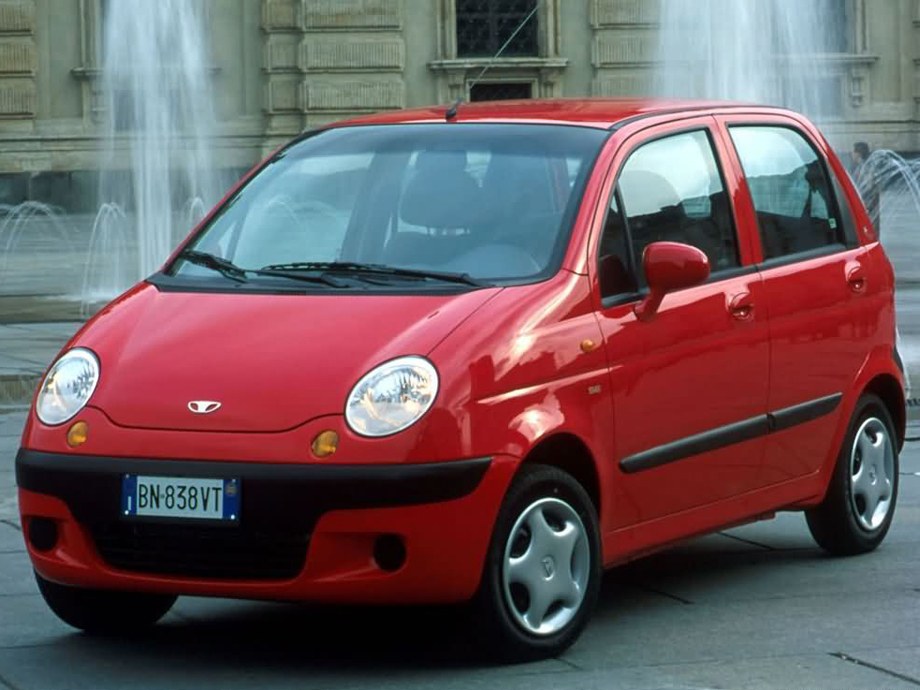Daewoo Matiz (II поколение, 2000 - 2015 г.в.): Три четверти спереди на городской площади с фонтаном